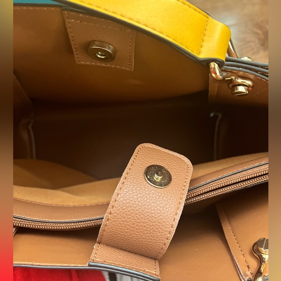 ALDO BROWN MEDIUM SIZE PURSE - Picture 3 of 6